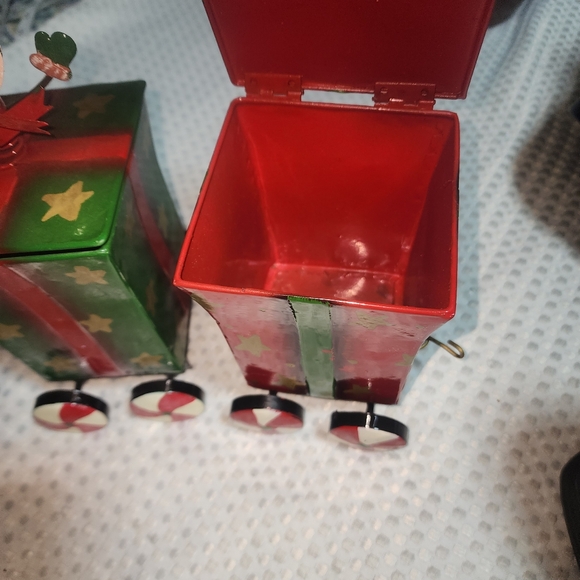 METAL TIN CHRISTMAS TRAIN SANTA PRESENTS SET OF 3 PIECES